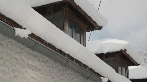 Icicles in gutter and snow covered roof Vídeo Stock 259174270