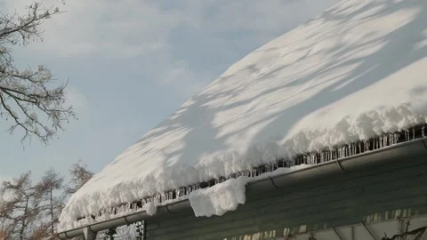 Icicles in gutter and snow covered roof Vídeo Stock 259175798