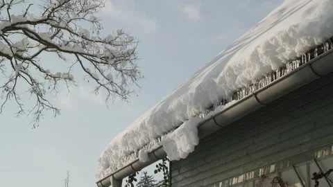 Icicles in gutter and snow covered roof Vídeo Stock 259176089