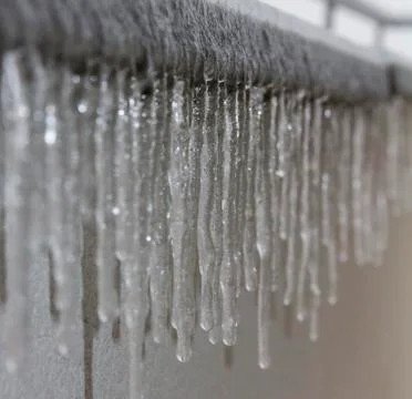 Icicles hanging from balcony Foto stock