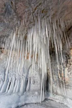 Icicles hanging from rocks Foto stock