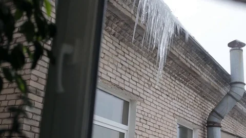 Icicles hanging from roof Video stock 72124704