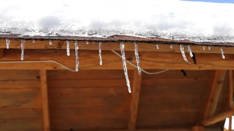 Icicles Melt and Dripping on the Sun while Hanging from the Roof Vídeo Stock 173791367