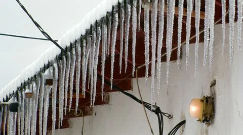 Icicles On a Roof Видео 10685252