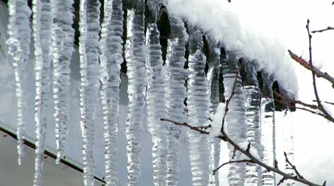 Icicles On a Roof Видео 10685474