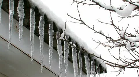 Icicles On a Roof Видео 10685496