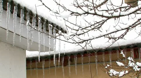 Icicles On a Roof Видео 10685582