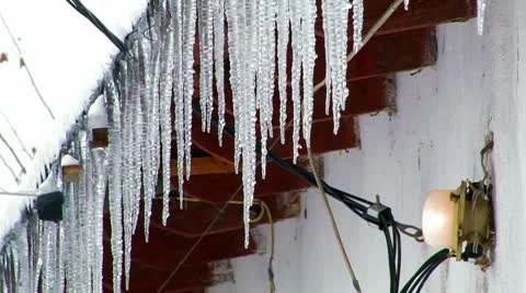 Icicles On a Roof Видео 10686511