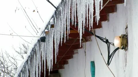 Icicles On a Roof Видео 10687104