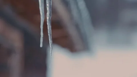 Icicles on the roof Vídeo Stock 72408692