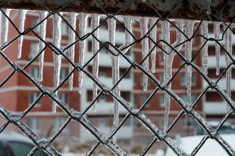 Icicles at a wire mesh - background pattern Foto stock
