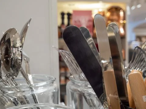 Icing spatulas on display in store rack with utensils Foto stock