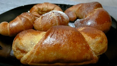 Icing sugar falls on some fresh croissants Video stock 87618101