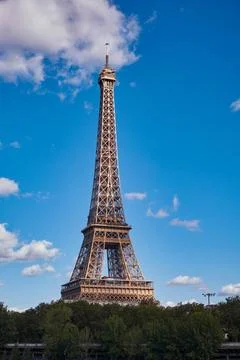  The Iconic and Famous Eiffel Tower against a Beautiful Sky with a Few Clo... Fotos de archivo