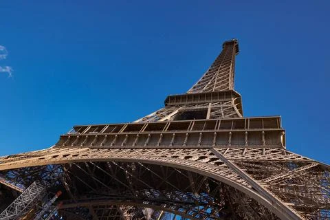  The Iconic and Famous Eiffel Tower against a Beautiful Blue Sky in a Clea... Stock-Fotos