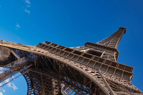  The Iconic and Famous Eiffel Tower against a Beautiful Blue Sky in a Clea... Fotos de archivo