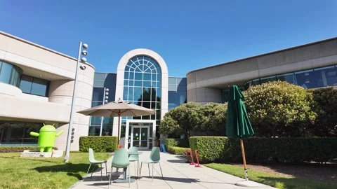The iconic Android statue standing outside a building at the Google campus in Stockbeeldmateriaal 337189128