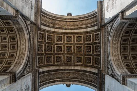 Iconic Arc de Triomphe in Summer in Paris Iconic Arc de Triomphe in Summer... Stock-Fotos