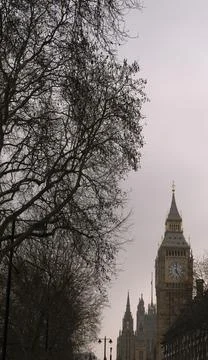 The iconic Big Ben clock tower stands tall amidst a gloomy, overcast sky in L Foto stock