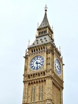 Iconic Big Ben clock tower at the Palace of Westminster in London, showcasing Fotos Stock