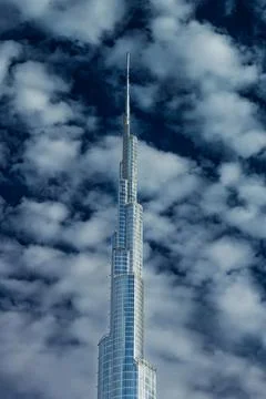 Iconic Burj Khalifa skyscraper on a cloudy day in downtown Dubai Foto stock