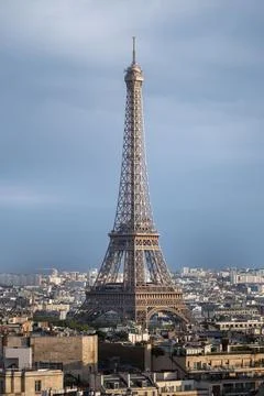 Iconic Eiffel Tower on a cloudy day. Paris, France Stockfoto's