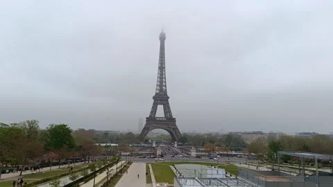Iconic Eiffel Tower standing tall against a foggy sky Stockbeeldmateriaal 342395262