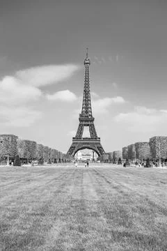 Iconic Eiffel Tower Standing Tall in Paris Park Foto stock