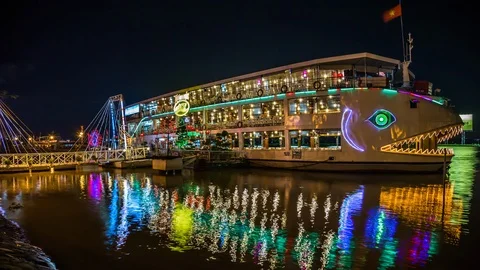 Iconic Floating restaurant in Ho Chi Minh City, Vietnam time lapse at night Vídeo Stock 116857599