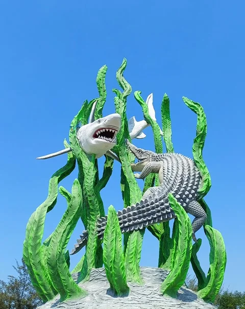 Iconic Giant Shark and Crocodile Statues under the Clear Blue Sky Vídeos de archivo 344534552