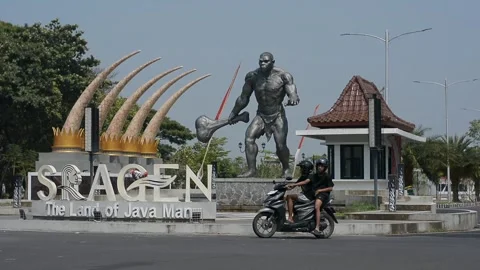 The iconic Java Man statue landmark in Sragen, Indonesia, August 15 2026 库存影片 342500194
