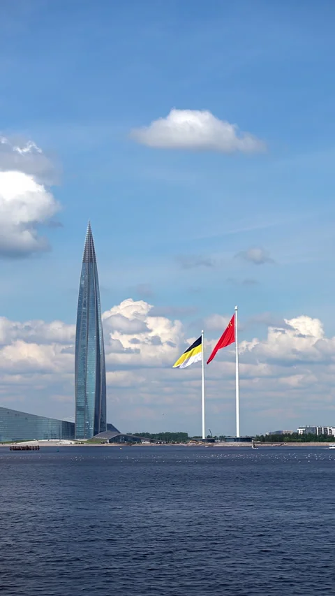 Iconic Lakhta Center skyscraper appearing from behind the Russian flag wavi.. Vídeos de archivo 323973310
