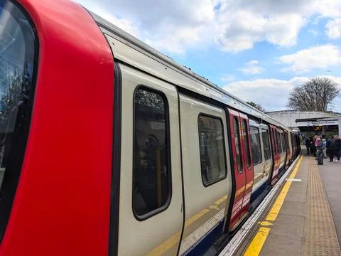Iconic London Underground train pulling into the Kew Garden station platform Stock Photos