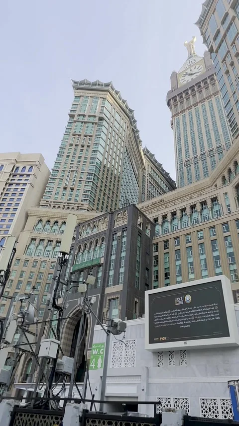 Iconic Makkah Royal Clock Tower and Crowd of Pilgrims Stockbeeldmateriaal 337508493