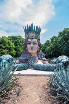 Iconic Mayahuel deity statue in Tequila, Mexico, amidst lush agave landscape. 库存照片