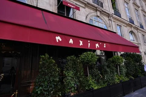 Iconic red canopy with Maxims sign at famous Paris restaurant 17 July 2025 Foto stock