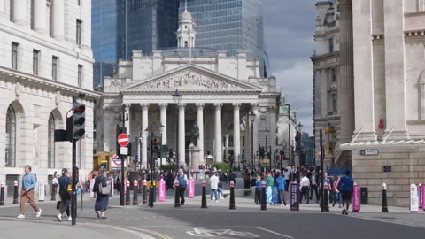 Iconic Royal Exchange building next to the Bank of England Видео 345614857