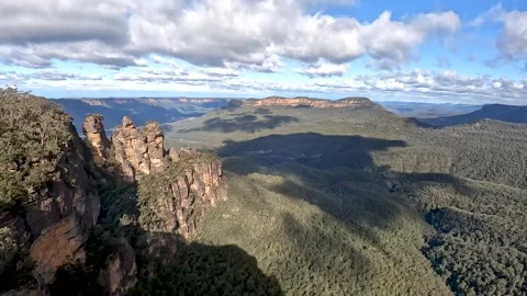 Iconic Three Sisters rock formations at Echo Point, overlooking Jamison Val.. Stock Footage 282632614