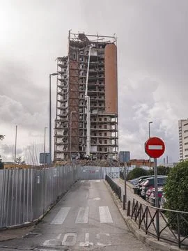 The iconic tower of the 12 de Octubre Hospital is being demolished Fotos de archivo
