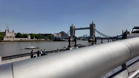 Iconic Tower Bridge and historic Tower of London visible from Queen's Walk 库存影片 336215210