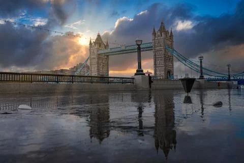 Iconic Tower Bridge view connecting London with Southwark over Thames River, UK. Fotos de archivo