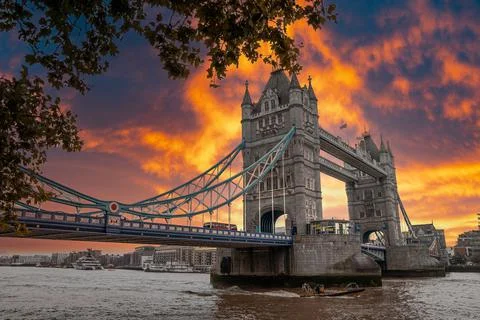 Iconic Tower Bridge view connecting London with Southwark over Thames River, UK. Fotos de archivo