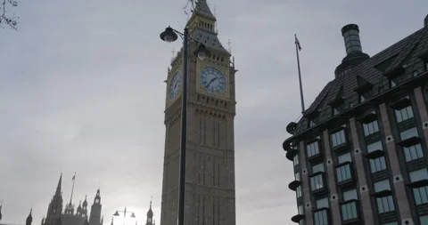 An Iconic View of Big Ben and Its Surrounding Beautiful Architecture in London Vídeo Stock 307834647