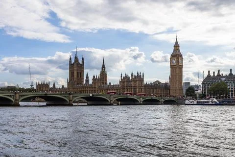 Iconic View of Big Ben and the Houses of Parliament Across the Thames in London 库存照片