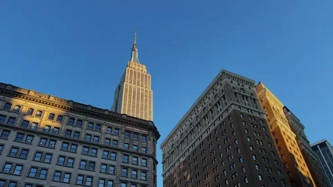 Iconic View of the Empire State Building Beautifully Set Against Clear Blue Sky Vidéo 291512175