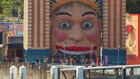 The iconic, wide-grinning giant face entrance of Luna Park Sydney, situated Vídeo Stock 338073028