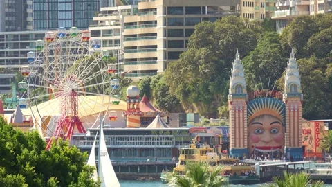 The iconic, wide-grinning giant face entrance of Luna Park Sydney, situated Vídeo Stock 338073163