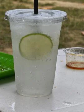Icy Cold Refreshing Lime Drink in Plastic Cup with Condensation Foto stock