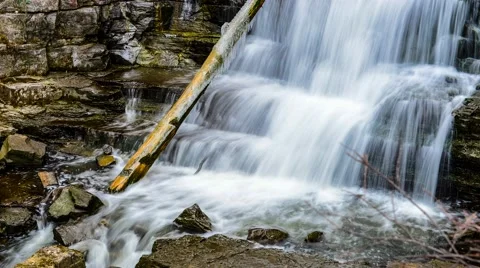 Icy Spring Waterfall 4K - Time Lapse Vidéo 46184113