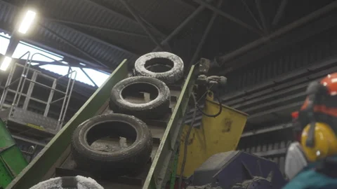 Icy tires move steadily up mechanical slanted conveyor Vídeos de archivo 314644441